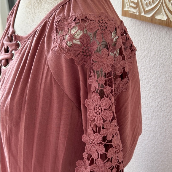 New York Laundry Lace-Up Blouse in Mauve XL with cut out 3/4 sleeves - Picture 3 of 6